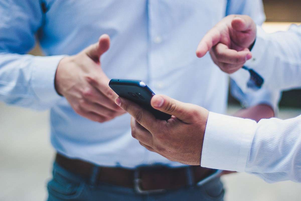 man shows a smartphone app